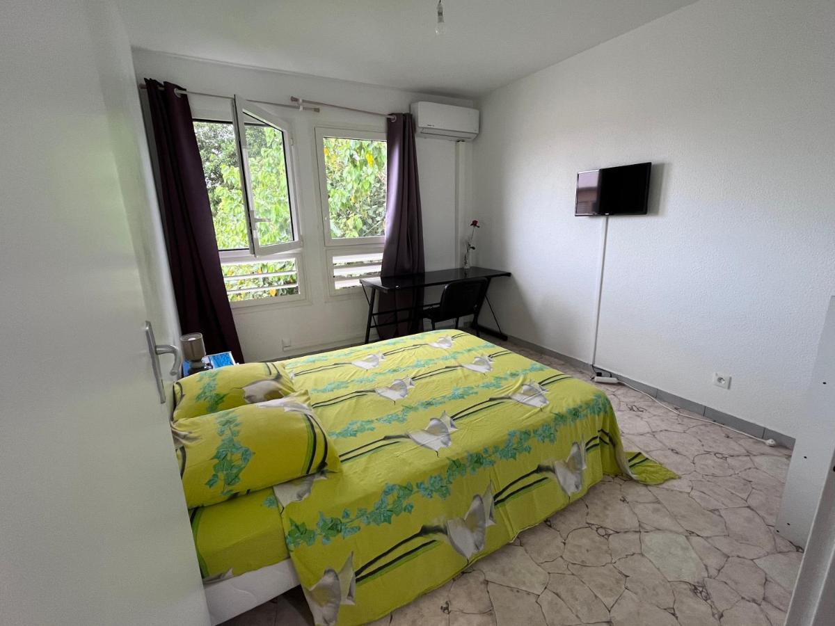Chambre Chez l'habitant à 5mn de l'aéroport Les Abymes Esterno foto
