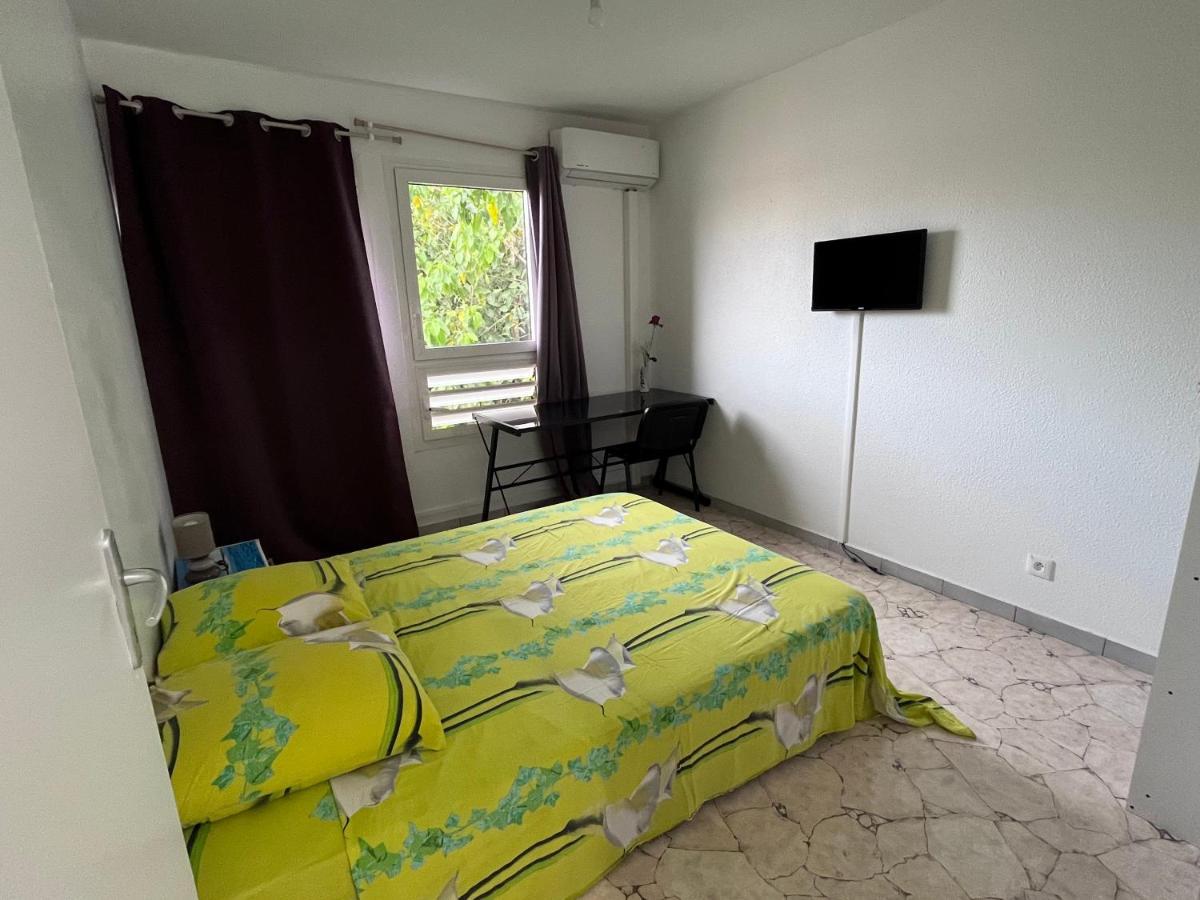 Chambre Chez l'habitant à 5mn de l'aéroport Les Abymes Esterno foto